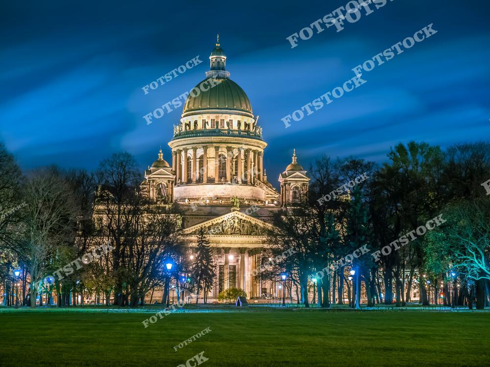 Атмосфера ночного Санкт-Петербурга раскрывается в этом снимке: величественный Исаакиевский собор, исторические музеи и архитектура северной столицы создают уникальный образ зимнего города России. Фото передает романтику вечернего Петербурга и идеально подходит для туристических проектов, постеров, путеводителей и оформления материалов о путешествиях по России и достопримечательностях Санкт-Петербурга.